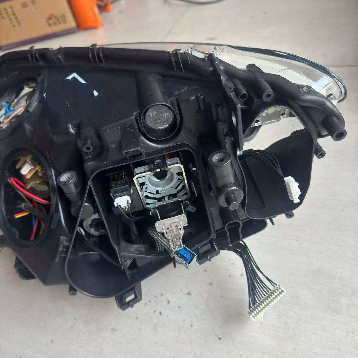 Vekto OEM Xenon HID headlight assembly for BMW 7 Series F01/F02 2009-2013 with AFS, showing the headlight unit and lens details.