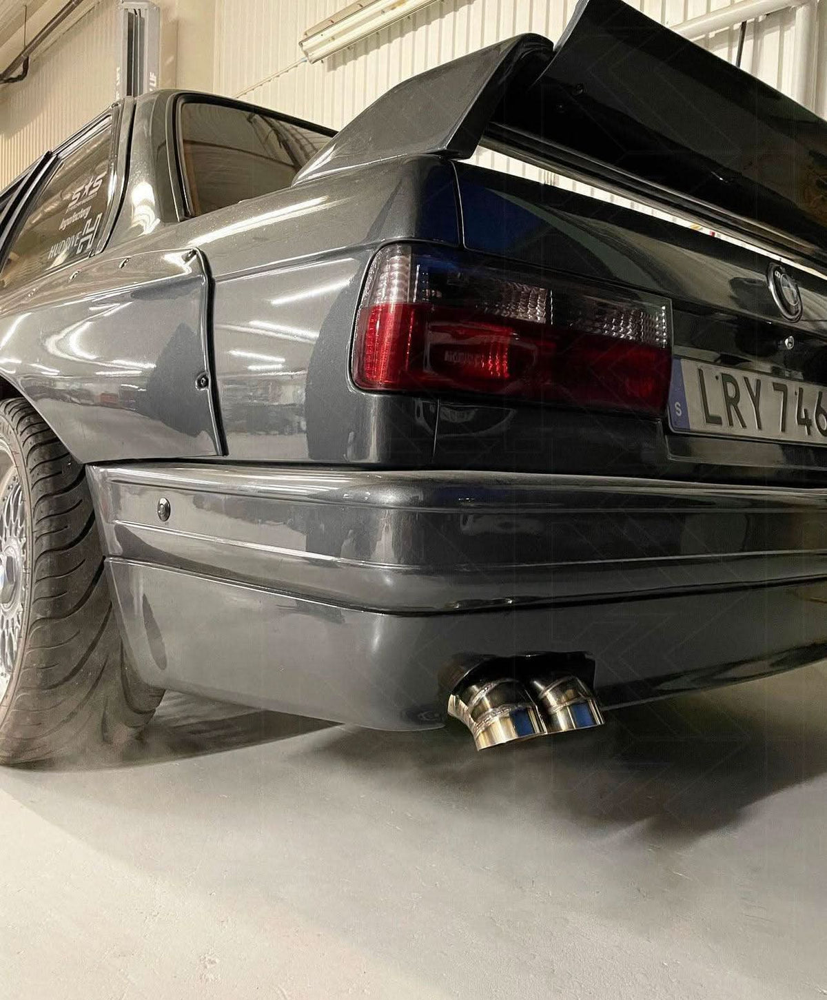 BMW 3-Series E30 facelift tail lights in red and clear, made by K2 Industries, for models from 1988 to 1994.