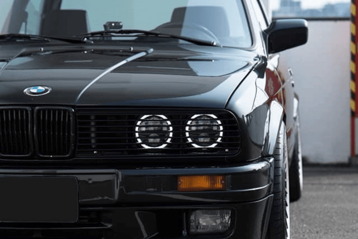 BMW E30 Series 3 front grille and headlights by K2 Industries, showcasing the classic design of 1984-1991 models.