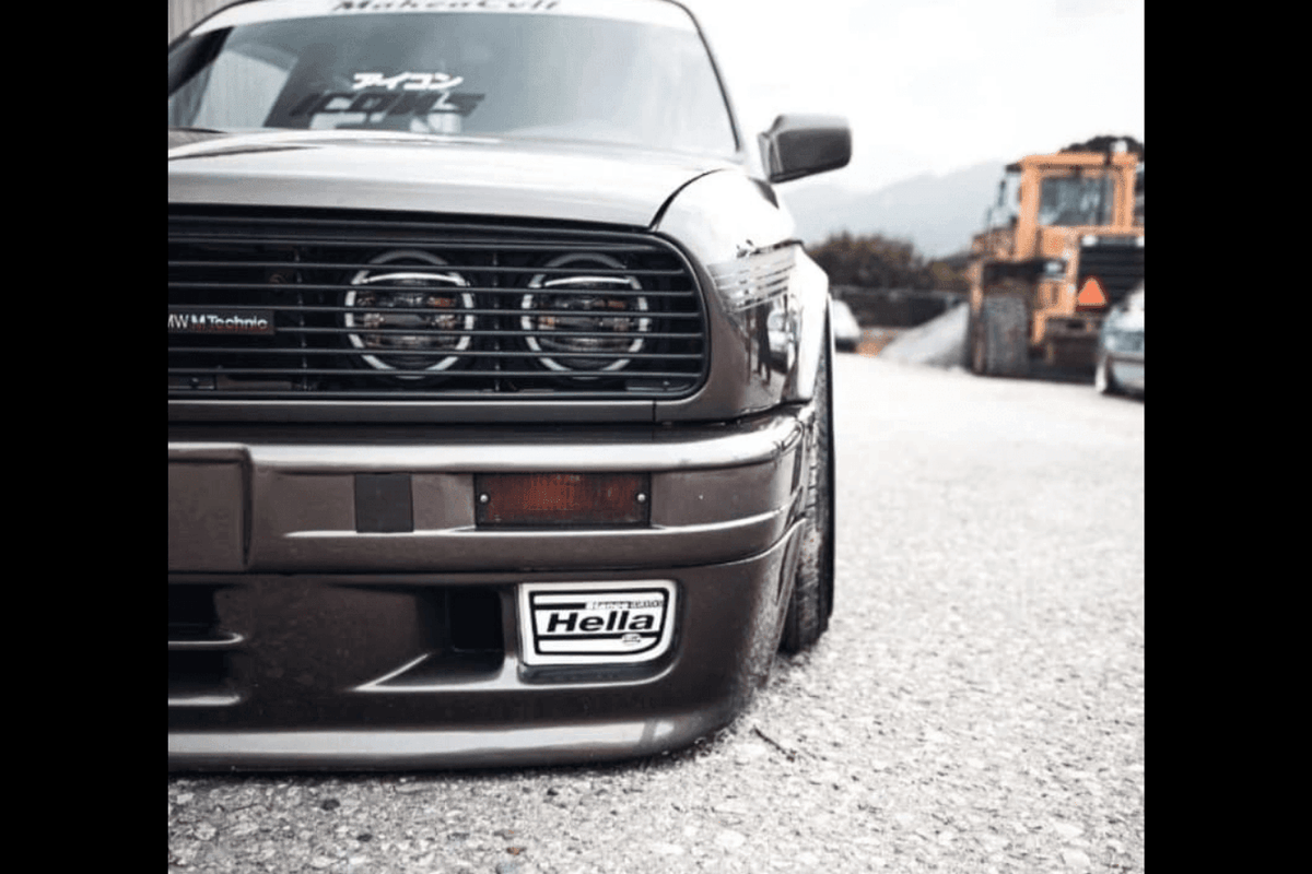 BMW E30 Series 3 headlight and front grille set by K2 Industries, featuring classic design for 1984-1991 models.