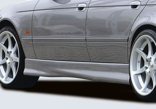 K2 Industries Rieger BMW E39 Side Skirts V2 installed on a BMW E39 sedan, showcasing sleek aerodynamic design and side panel details.
