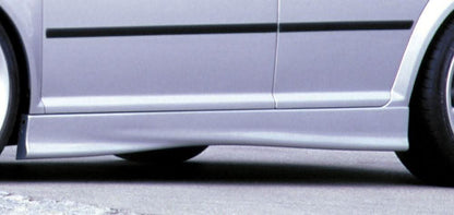 K2 Industries Rieger VW Golf 4 Side Skirts V1, sleek black side skirts installed on a VW Golf 4 for enhanced aerodynamics.